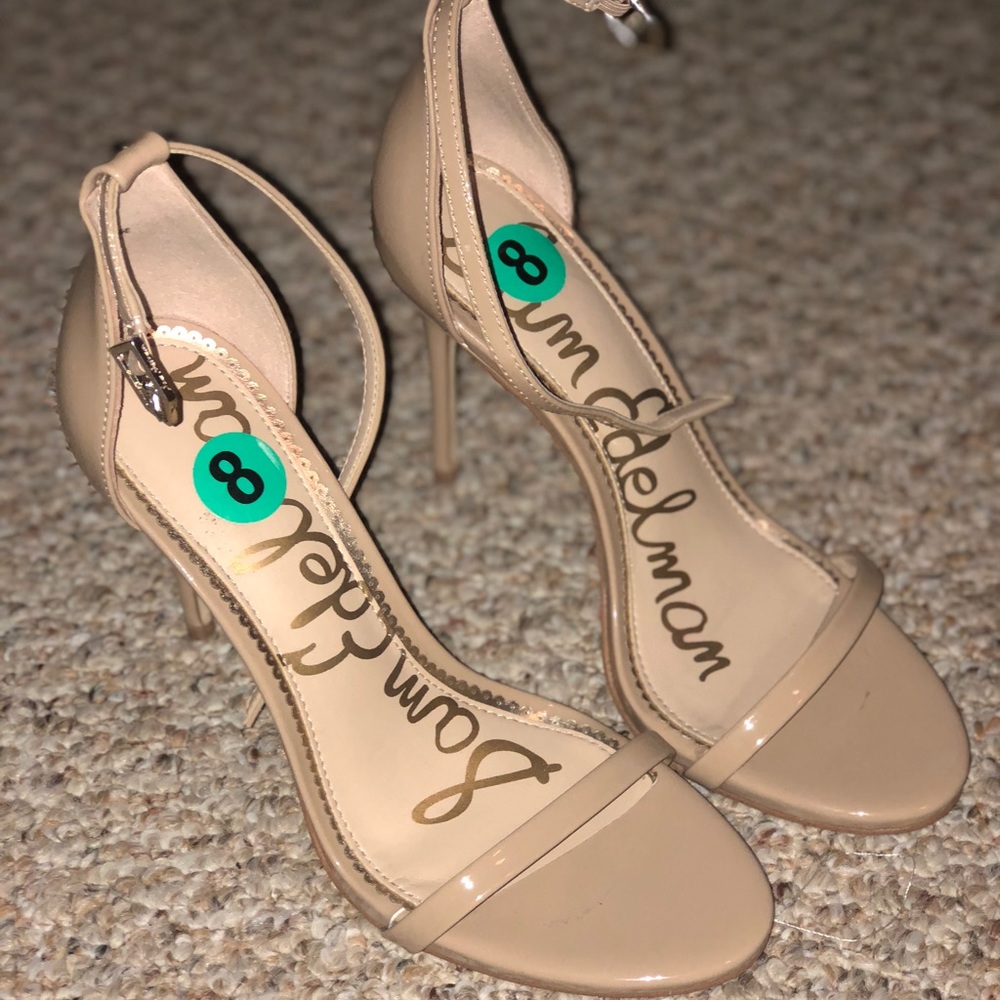 Nude sandal pump